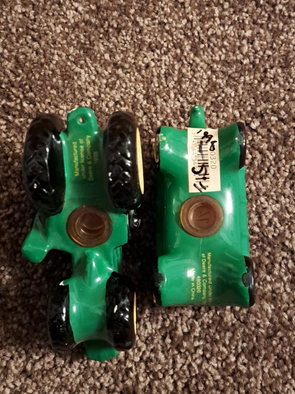 Vintage 1998 Enesco ceramic John Deere Tractor&Wagon Salt and Pepper Shaker Set - Picture 5 of 8
